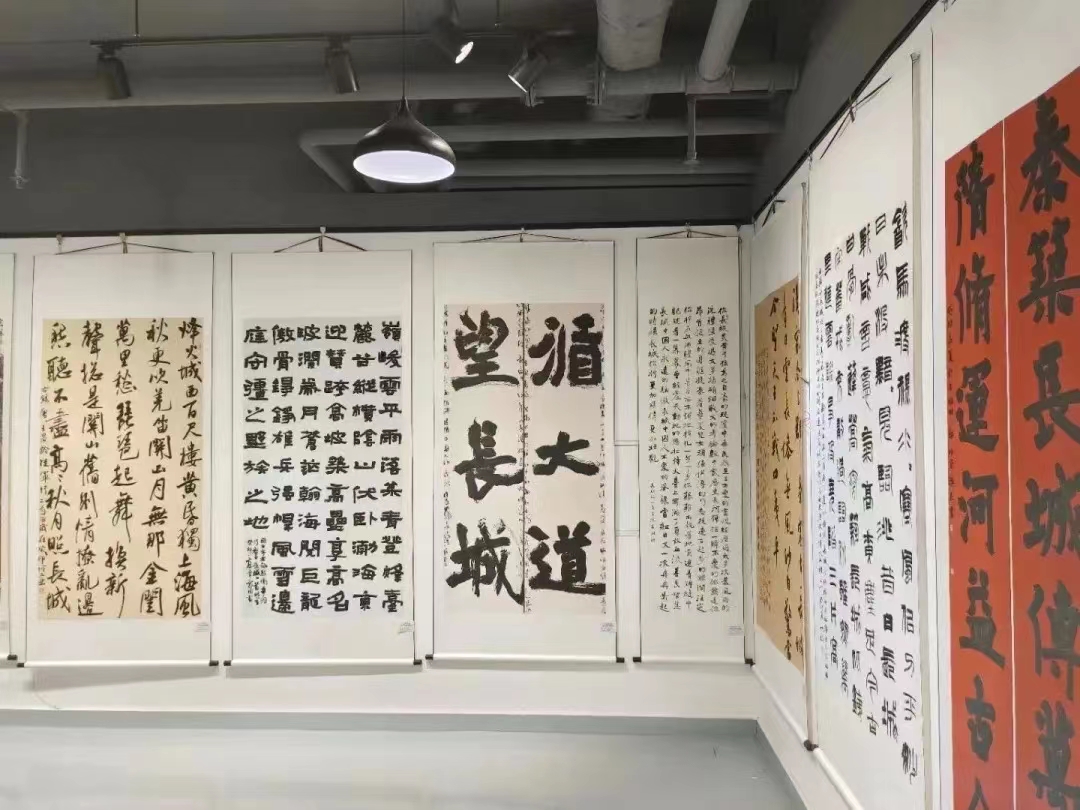 【乐天堂
活动】“辽望长城行大道”主题书法美术摄影展在丹东开展